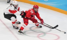 南宫娱乐-俄罗斯冰球队队员劲爆发挥，力夺金牌