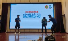 南宫娱乐-青少年足球训练营举行，教练员指导热情有加