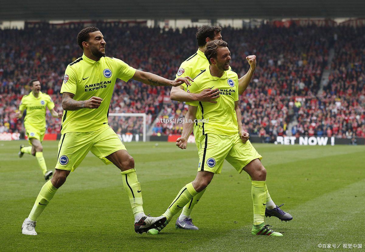 法兰克福大胜沙尔克,登顶德甲榜首 法兰克福大胜沙尔克,登顶德甲榜首