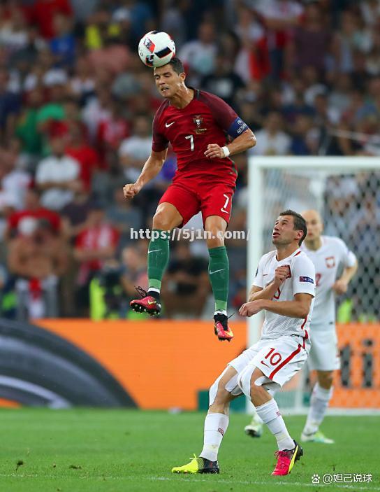 足球联赛冠军争夺战激烈,各队争相攀升 足球联赛冠军争夺战激烈,各队争相攀升